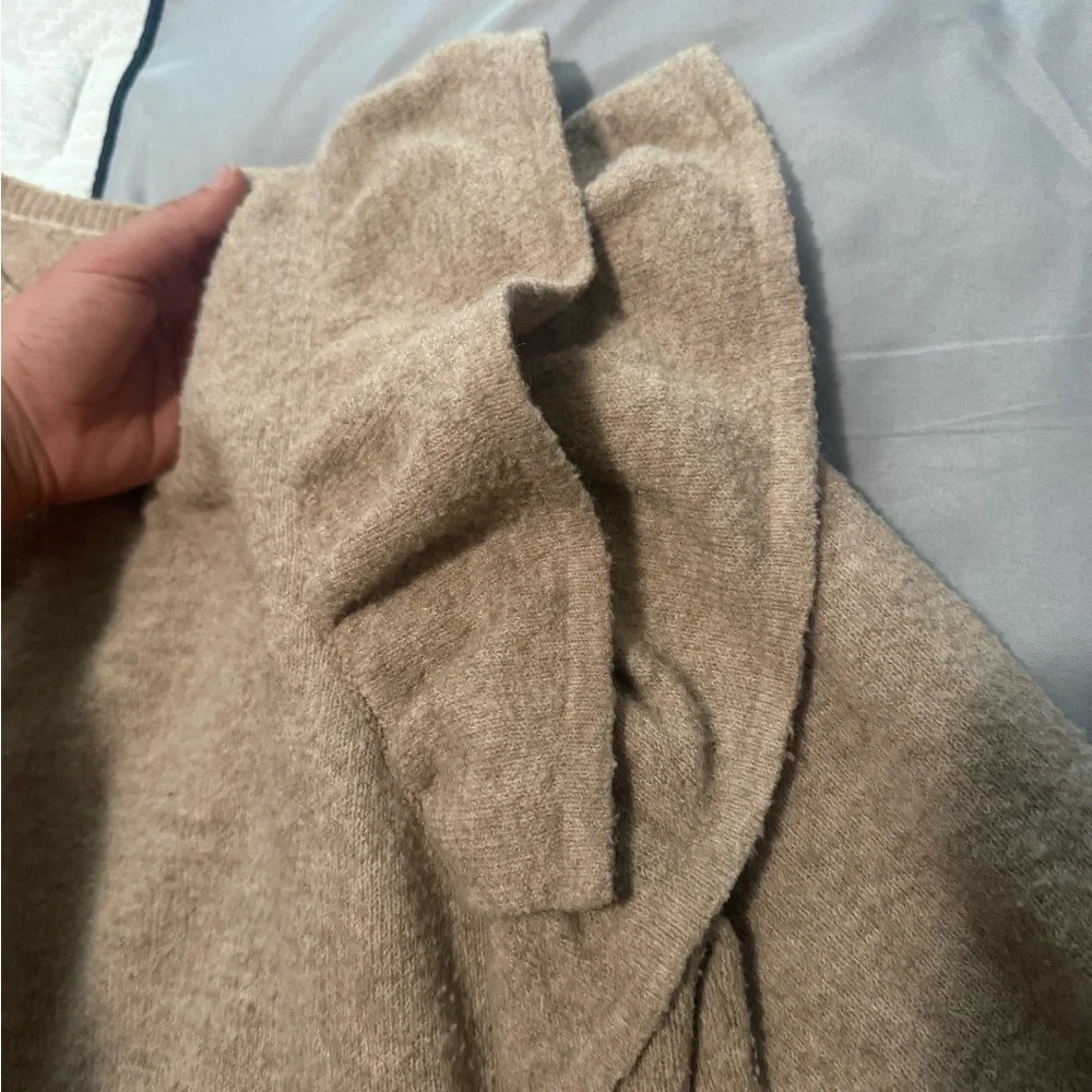 Women's Tan Sweater with Ruffle Detail - RED BY BKE (buckle brand) size MEDIUM - Picture 4 of 6